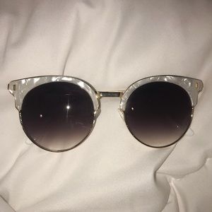 Round sunglasses with marble and gold details